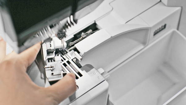 BERNINA L890 mit Lufteinfädler